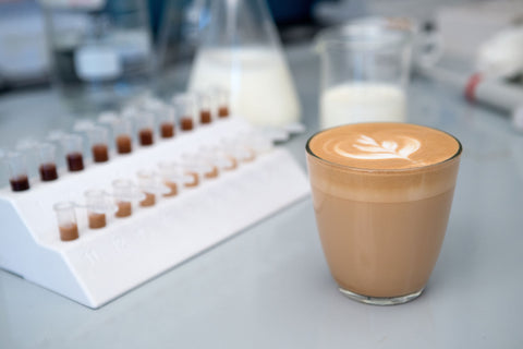 ラテやカプチーノの牛乳の風味を保つ秘訣とは?